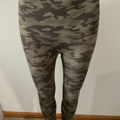 Spanx Look At Me Now Seamless Cropped Leggings Sage Camo Size LARGE