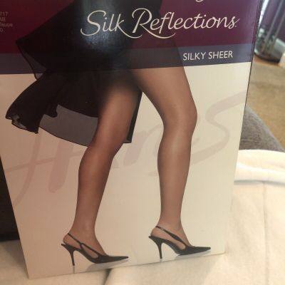 Hanes Silk Reflections Pantyhose AB Soft Taupe Control Sandalfoot Sheer 1989