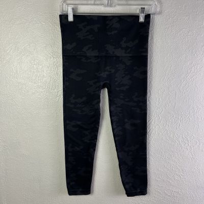 Spanx Capri Leggings Womens Size Large Seamless Black Camouflage