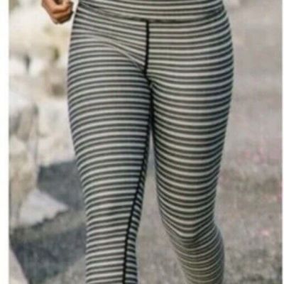 Zyia Aztec Striped 7/8 Leggings Womens Sz 4 Black White Herringbone Yoga Workout