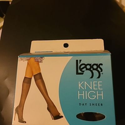 Leggs 3 Pairs Day Sheer Knee Highs One Size Fits Most Sheer Toe Suntan.  NEW