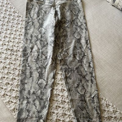 Aerie “Offline” Leggings Size XL, Snake Skin Pattern, Gray, Beautiful