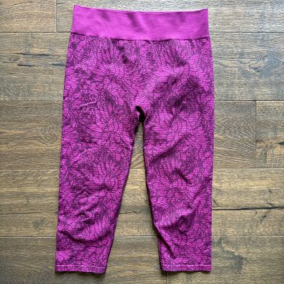 Fabletics Women's MEDIUM Mid-Calf Capri Leggings~ Pink Floral Athletic Pants