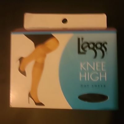 Leggs 3 Pairs Day Sheer Knee Highs Plus Size Fits Sheer Toe Suntan.  NEW