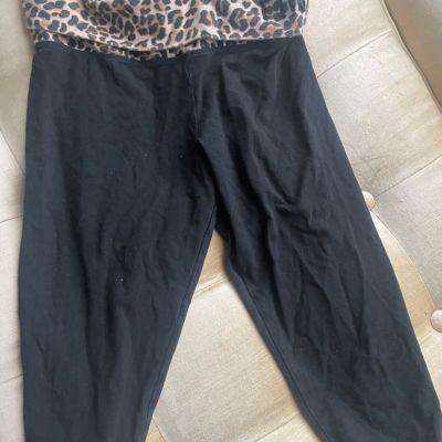 Pink Victoria Secret Rhinestone cheetah black cropped leggings sz small