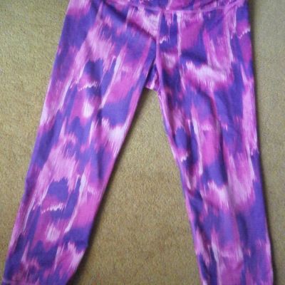 NWOT Under Armour Fitted All Season Gear Shades of Purple Capri Leggings SZ:M