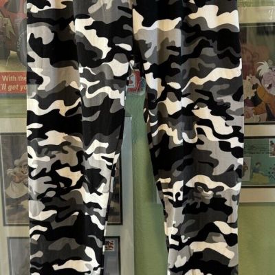 YADO CAMO PANTS SIZE L/XL WOMENS