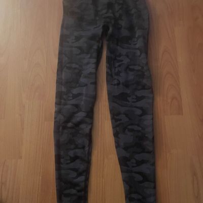 Pink Active Camo Camouflage Grey & Black Workout Leggings Women's Size Small