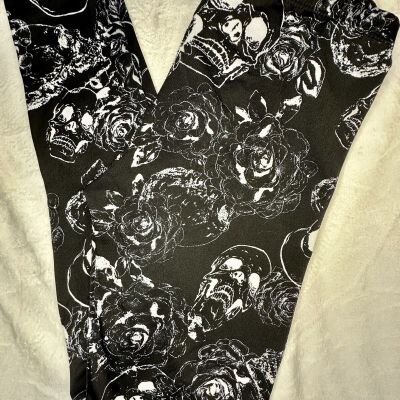 Nollie Black And White ‘Skulls & Roses’ Women’s Fashion Leggings - Size Medium