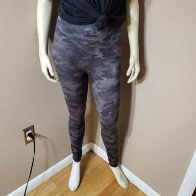 Spanx Womens Black Gray Camo Seamless Leggings Sz M... Good Condition...no holes