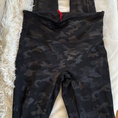 Spanx Womens Size SMALL Leggings Camo Black