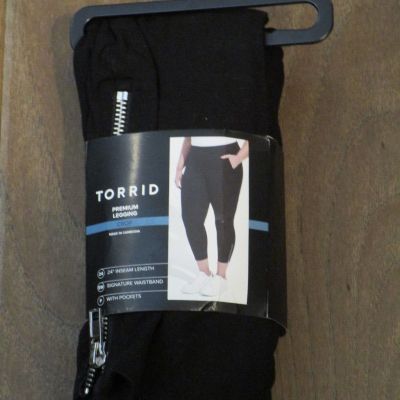 TORRID PREMIUM CROP LENGTH SIDE ZIP BLACK POCKET LEGGINGS SIZE 5 (5X/ 28)