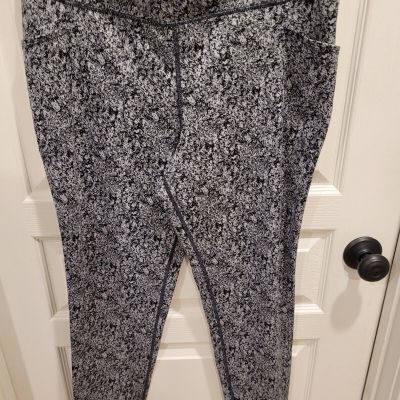 Women's size XXL textured black and gray leggings