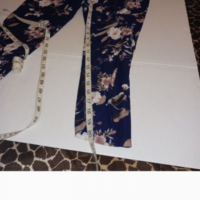 Lindy womens dark floral Capri blue leggings size XXLCondition-gentle used...