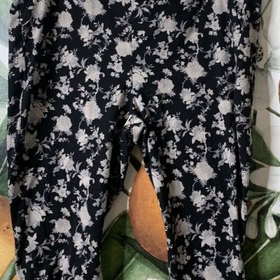 Torrid Size 4 US 4X Black Floral Cropped Leggings Cotton Blend