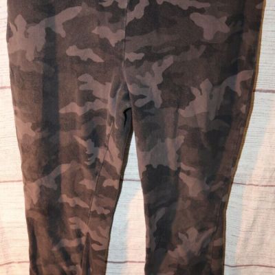 Women's Medium Wild Fable Camo Leggings