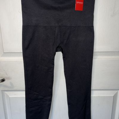 Spanx Very Black  High Rise Shaping Size 1X  Ankle Cropped Lamn Leggings-NWT