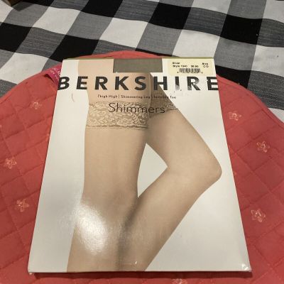 Berkshire Lace Top Thigh High Stockings Sz C-d  Platinum Shimmer Invisible Toe