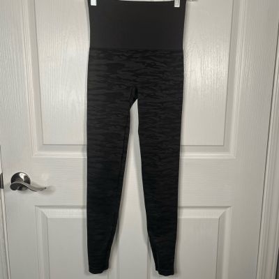 Spanx Assets Sz L Black Gray Camouflage Leggings