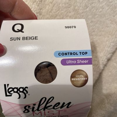 2 Leggs Ultra Sheer Silken Mist Control Top  Pantyhose Size Q Sun Beige 98070