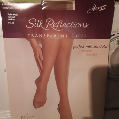 Hanes Silk Reflections Pantyhose size AB Transparent Sheer Medium