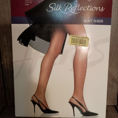 Hanes Silk Reflections Silky Sheer Pantyhose Style 717 Size CD Pearl Brand New