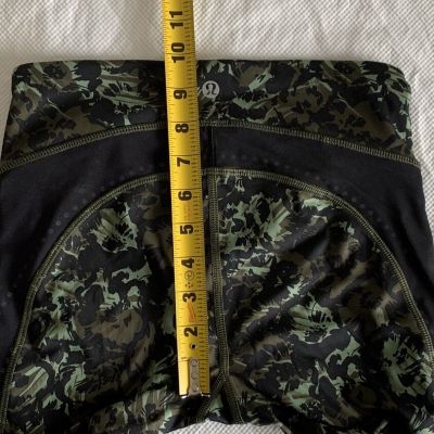 Lululemon Camo Capri Leggings Yoga Pants Women's 2 Training Workout Green Black