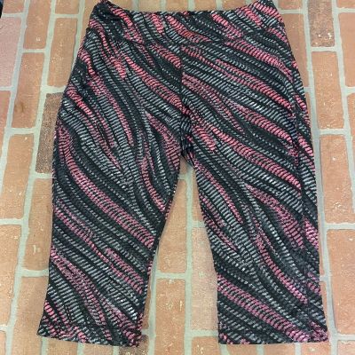 be inspired Women’s Size 1X Capri Leggings Black Pink Gray Print