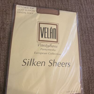 Velan Pantyhose Silken Sheers Sandal Foot BEIGE Size C/D Control Top NOS