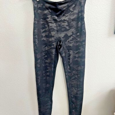 Spanx Faux Leather Black Camo High Rise Legging 20185Q Size Large Petite Tailles