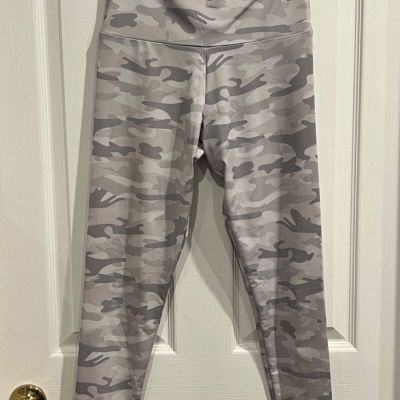 ONZIE Flow Legging M/L Gray Camo Capri LengthGreat for Athletics/Leisure EUC