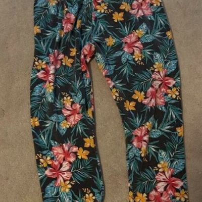 No Boundaries  Tropical Floral Print High Rise Capri Leggings - XL (15-17)  *