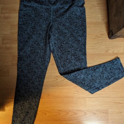 Women Textured Legging With Side Pockets Size L