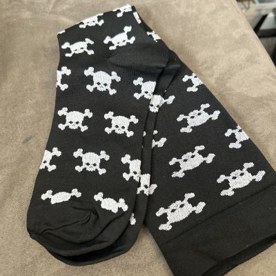 Knee high Skull & Crossbones socks black & White New Goth Punk Emo Or Dress up B